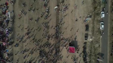 TALEGAON, AMRAVATI, MAHARASHTRA, INDIA, 16 HAZİRAN 2023: Hasat festivali vesilesiyle Bullock araba yarışlarının insansız hava aracı çekimi, Bullock yarışı geleneksel çiftçi festivali..