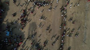 TALEGAON, AMRAVATI, MAHARASHTRA, INDIA, 16 HAZİRAN 2023: Hasat festivali vesilesiyle Bullock araba yarışlarının insansız hava aracı çekimi, Bullock yarışı geleneksel çiftçi festivali..