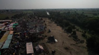 WARDHA, MAHARASHTRA, INDIA, 18 HAZİRAN 2023: Lunapark veya yıllık köy fuarının insansız hava görüntüsü..