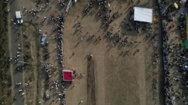 Bullock araba yarışının insansız hava aracı çekimi hasat festivali vesilesiyle, Bullock yarışı geleneksel çiftçi festivalidir..
