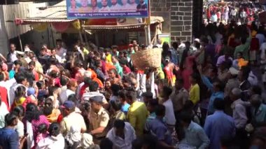 AMRAVATI, MAHARASHTRA, INDIA, 09 HAZİRAN 2023: Dini festival sırasında sokakta Hijra veya Transseksüeller alayı, Hint toplumunda üçüncü cinsiyet olarak tanınan toplumsal kategorilerdir..