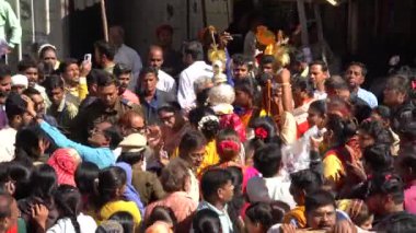 AMRAVATI, MAHARASHTRA, INDIA, 09 HAZİRAN 2023: Dini festival sırasında sokakta Hijra veya Transseksüeller alayı, Hint toplumunda üçüncü cinsiyet olarak tanınan toplumsal kategorilerdir..