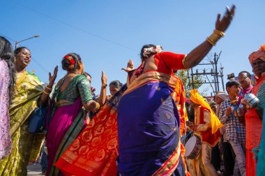 AMRAVATI, MAHARASHTRA, INDIA, 09 Ocak 2023: Kinnar ya da Hijra dini festival sırasında sokaklarda dans ediyor..