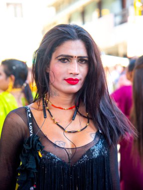 AMRAVATI, MAHARASHTRA, INDIA, 09 HAZİRAN 2023: Dini festival sırasında sokakta bulunan Hijra veya Transseksüel 'in portresi, Hint toplumunda üçüncü cinsiyet olarak tanınan sosyal kategorilerdir..
