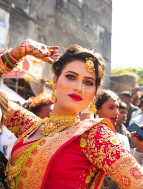 AMRAVATI, MAHARASHTRA, INDIA, 09 HAZİRAN 2023: Dini festival sırasında sokakta bulunan Hijra veya Transseksüel 'in portresi, Hint toplumunda üçüncü cinsiyet olarak tanınan sosyal kategorilerdir..