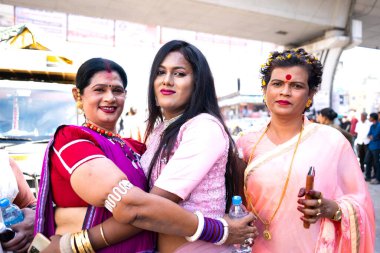 AMRAVATI, MAHARASHTRA, INDIA, 09 HAZİRAN 2023: Dini festival sırasında sokakta bulunan Hijra veya Transseksüel 'in portresi, Hint toplumunda üçüncü cinsiyet olarak tanınan sosyal kategorilerdir..