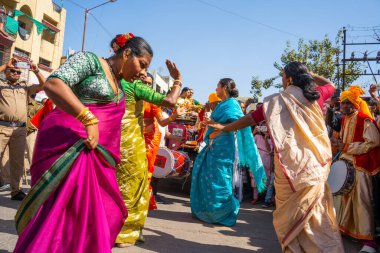 AMRAVATI, MAHARASHTRA, INDIA, 09 Ocak 2023: Kinnar ya da Hijra dini festival sırasında sokaklarda dans ediyor..