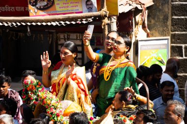 AMRAVATI, MAHARASHTRA, INDIA, 09 Ocak 2023: Kinnar ya da Hijra dini festival sırasında sokaklarda dans ediyor..