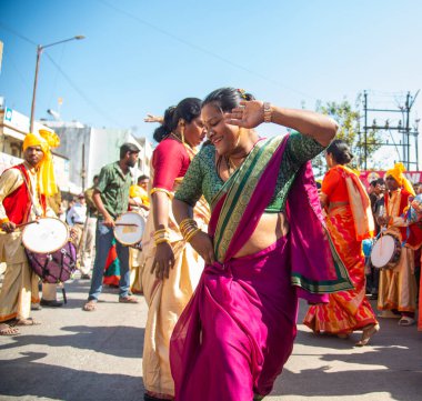 AMRAVATI, MAHARASHTRA, INDIA, 09 Ocak 2023: Kinnar ya da Hijra dini festival sırasında sokaklarda dans ediyor..