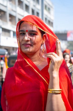 AMRAVATI, MAHARASHTRA, INDIA, 09 HAZİRAN 2023: Dini festival sırasında sokakta bulunan Hijra veya Transseksüel 'in portresi, Hint toplumunda üçüncü cinsiyet olarak tanınan sosyal kategorilerdir..