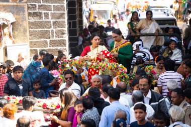 AMRAVATI, MAHARASHTRA, INDIA, 09 HAZİRAN 2023: Dini festival sırasında transgender veya hijra geçit töreni, Hindistan toplumunda üçüncü cinsiyet olarak tanınan toplumsal kategorilerdir..