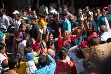 AMRAVATI, MAHARASHTRA, INDIA, 09 HAZİRAN 2023: Dini festival sırasında transgender veya hijra geçit töreni, Hindistan toplumunda üçüncü cinsiyet olarak tanınan toplumsal kategorilerdir..