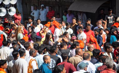 AMRAVATI, MAHARASHTRA, INDIA, 09 HAZİRAN 2023: Dini festival sırasında transgender veya hijra geçit töreni, Hindistan toplumunda üçüncü cinsiyet olarak tanınan toplumsal kategorilerdir..