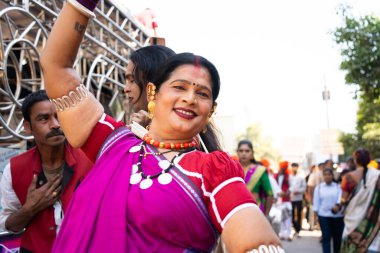 AMRAVATI, MAHARASHTRA, INDIA, 09 HAZİRAN 2023: Dini festival sırasında sokakta transseksüel veya hijra portresi.