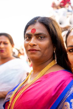 AMRAVATI, MAHARASHTRA, INDIA, 09 HAZİRAN 2023: Dini festival sırasında sokakta transseksüel veya hijra portresi.