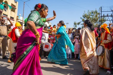 AMRAVATI, MAHARASHTRA, INDIA, Ocak 09, 2023: Kinnar ya da Hijra dini festival sırasında sokaklarda dans ediyor..