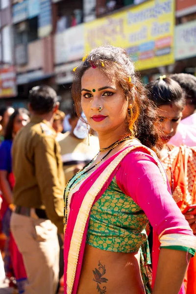 AMRAVATI, MAHARASHTRA, INDIA, 09 HAZİRAN 2023: Dini festival sırasında transgender veya hijra geçit töreni, Hindistan toplumunda üçüncü cinsiyet olarak tanınan toplumsal kategorilerdir..