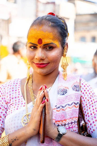 AMRAVATI, MAHARASHTRA, INDIA, 09 HAZİRAN 2023: Dini festival sırasında sokakta transseksüel veya hijra portresi.