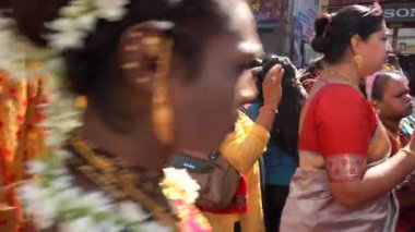 AMRAVATI, MAHARASHTRA, INDIA, 09 Ocak 2023: Kinnar ya da Hijra dini festival sırasında sokaklarda dans ediyor..