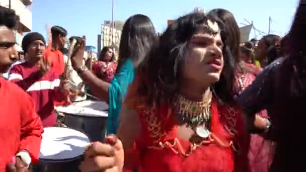 アムラビア マハラシュトラ インド January 2023 宗教的な祭りの間に路上で踊るカジャールまたはヒジャラ 彼らは第三の性別として認識されるインド社会の社会的カテゴリです — ストック動画