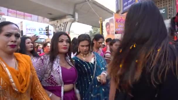 アムラビア マハラシュトラ インド January 2023 宗教的な祭りの間に路上で踊るカジャールまたはヒジャラ 彼らは第三の性別として認識されるインド社会の社会的カテゴリです — ストック動画