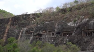 Ajanta Mağaraları 'nın dış görünüşü UNESCO Dünya Mirasları Alanıdır. Kayalarda büyük mağaralar olarak oyulmuş, Maharashtra, Aurangabad, Hindistan