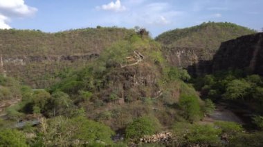 Ajanta Mağaraları 'nın dış görünüşü UNESCO Dünya Mirasları Alanıdır. Kayalarda büyük mağaralar olarak oyulmuş, Maharashtra, Aurangabad, Hindistan