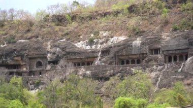Ajanta Mağaraları 'nın dış görünüşü UNESCO Dünya Mirasları Alanıdır. Kayalarda büyük mağaralar olarak oyulmuş, Maharashtra, Aurangabad, Hindistan