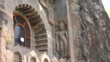 Ajanta Mağaraları 'nın dış görünüşü UNESCO Dünya Mirasları Alanıdır. Kayalarda büyük mağaralar olarak oyulmuş, Maharashtra, Aurangabad, Hindistan