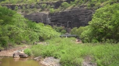 Ajanta Mağaraları 'nın dış görünüşü UNESCO Dünya Mirasları Alanıdır. Kayalarda büyük mağaralar olarak oyulmuş, Maharashtra, Aurangabad, Hindistan