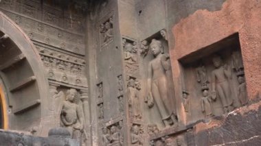 Ajanta Mağaraları 'nın dış görünüşü UNESCO Dünya Mirasları Alanıdır. Kayalarda büyük mağaralar olarak oyulmuş, Maharashtra, Aurangabad, Hindistan