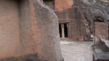 Ajanta Mağaraları 'nın dış görünüşü UNESCO Dünya Mirasları Alanıdır. Kayalarda büyük mağaralar olarak oyulmuş, Maharashtra, Aurangabad, Hindistan