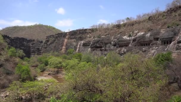 阿贾塔洞穴的外部景观是联合国教科文组织的世界遗产 位于印度奥兰加巴德的马哈拉施特拉邦的岩石上 是一个巨大的洞穴 — 图库视频影像