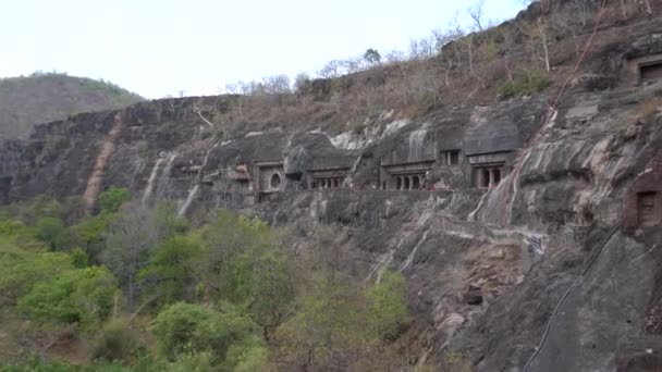 阿贾塔洞穴的外部景观是联合国教科文组织的世界遗产 位于印度奥兰加巴德的马哈拉施特拉邦的岩石上 是一个巨大的洞穴 — 图库视频影像