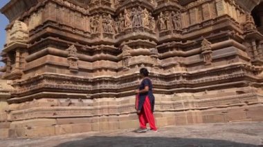 Kadın turist Khajuraho Tapınağını keşfetti, UNESCO Dünya Mirası Alanı, Hindistan.