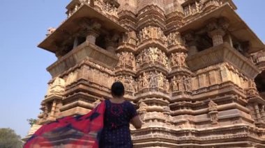 Kadın turist Khajuraho Tapınağını keşfetti, UNESCO Dünya Mirası Alanı, Hindistan.