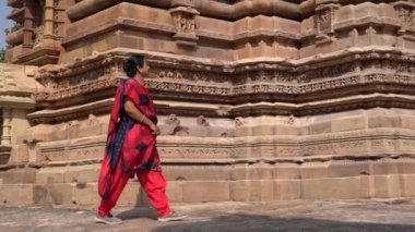 Kadın turist Khajuraho Tapınağını keşfetti, UNESCO Dünya Mirası Alanı, Hindistan.