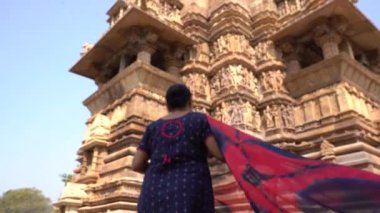 Kadın turist Khajuraho Tapınağını keşfetti, UNESCO Dünya Mirası Alanı, Hindistan.