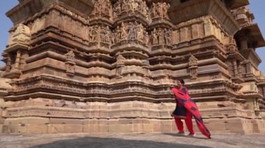 Kadın turist Khajuraho Tapınağını keşfetti, UNESCO Dünya Mirası Alanı, Hindistan.
