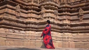 Kadın turist Khajuraho Tapınağını keşfetti, UNESCO Dünya Mirası Alanı, Hindistan.