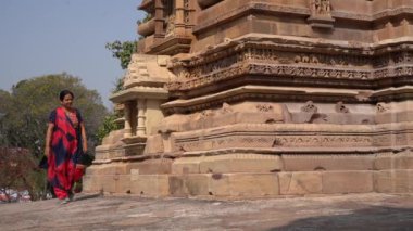 Kadın turist Khajuraho Tapınağını keşfetti, UNESCO Dünya Mirası Alanı, Hindistan.