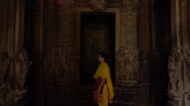 Kadın turist Khajuraho Tapınağını keşfetti, UNESCO Dünya Mirası Alanı, Hindistan.