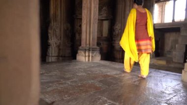 Kadın turist Khajuraho Tapınağını keşfetti, UNESCO Dünya Mirası Alanı, Hindistan.