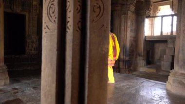 Kadın turist Khajuraho Tapınağını keşfetti, UNESCO Dünya Mirası Alanı, Hindistan.