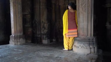 Kadın turist Khajuraho Tapınağını keşfetti, UNESCO Dünya Mirası Alanı, Hindistan.