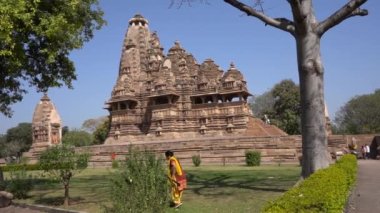 Kadın turist Khajuraho Tapınağını keşfetti, UNESCO Dünya Mirası Alanı, Hindistan.