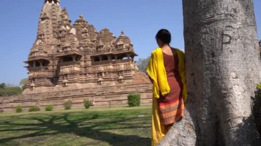 Kadın turist Khajuraho Tapınağını keşfetti, UNESCO Dünya Mirası Alanı, Hindistan.