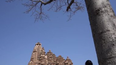 Kadın turist Khajuraho Tapınağını keşfetti, UNESCO Dünya Mirası Alanı, Hindistan.