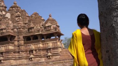 Kadın turist Khajuraho Tapınağını keşfetti, UNESCO Dünya Mirası Alanı, Hindistan.