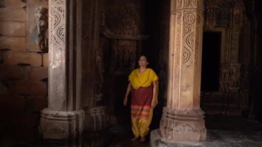 Kadın turist Khajuraho Tapınağını keşfetti, UNESCO Dünya Mirası Alanı, Hindistan.